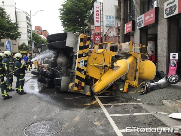 ▲▼水泥車翻覆。（圖／記者黃彥傑攝）