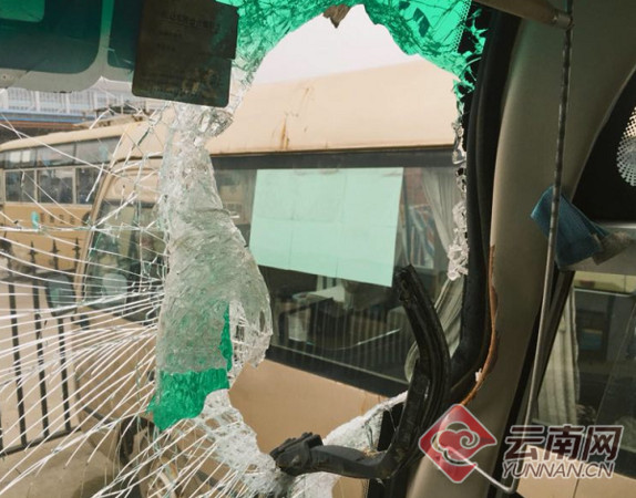 ▲▼被滾石砸中斷肋骨，司機忍痛開到安全區。（圖／取自《雲南網》）