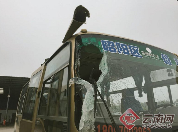 ▲▼被滾石砸中斷肋骨，司機忍痛開到安全區。（圖／取自《雲南網》）