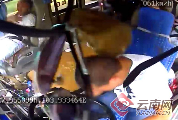 ▲▼被滾石砸中斷肋骨，司機忍痛開到安全區。（圖／取自《雲南網》）