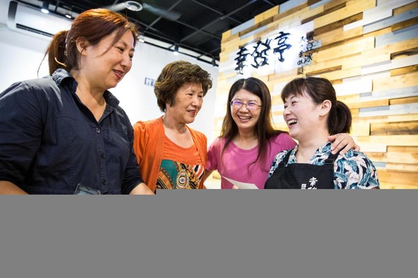 創立80年的幸發亭，已由第二代蔡豐筠（左2）傳給3個女兒，各持1間店的她們感情和睦，還會互相討論新品研發。