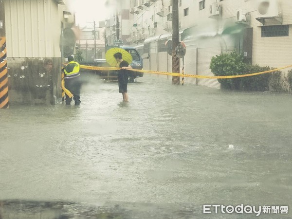 ▲台南市安南區積水嚴重，警方派員封鎖道路並管制交通。（圖／記者林悅翻攝，下同）