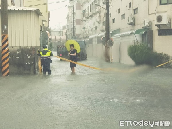 ▲台南市安南區積水嚴重，警方派員封鎖道路並管制交通。（圖／記者林悅翻攝，下同）