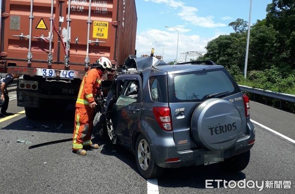 ▲快訊／大發小悍馬五楊高架上追撞貨櫃車，駕駛當場死亡。（圖／記者柳名耕翻攝）