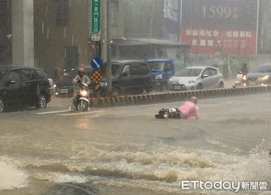 ▲▼ 台南市區豪雨淹水。（圖／記者林悅翻攝）