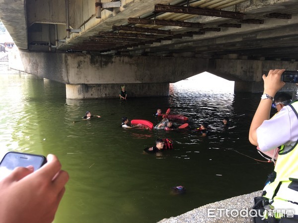 ▲ 男釣客冒險下水撿魚餌 溺水命危搶救中。（圖／記者郭世賢翻攝）