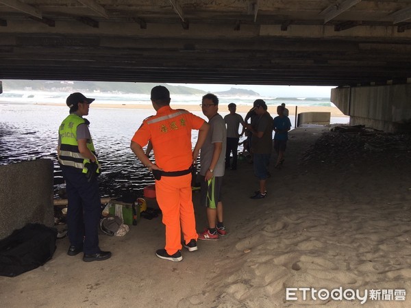 ▲ 男釣客冒險下水撿魚餌 溺水命危搶救中。（圖／記者郭世賢翻攝）