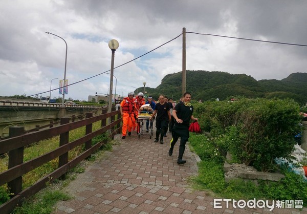 ▲ 男釣客冒險下水撿魚餌 溺水命危搶救中。（圖／記者郭世賢翻攝）