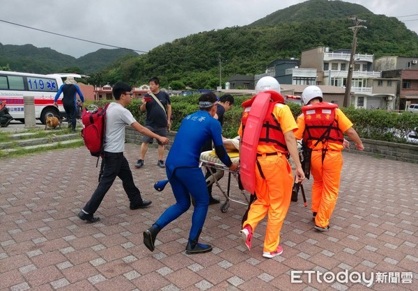 ▲ 男釣客冒險下水撿魚餌 溺水命危搶救中。（圖／記者郭世賢翻攝）