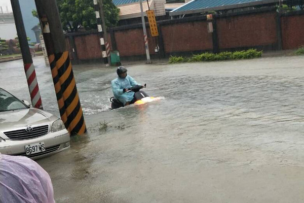 影／Gogoro闖高雄淹水區!大燈滅頂照騎網友看傻「水陸兩用？」 | ETtoday車雲 | ETtoday新聞雲