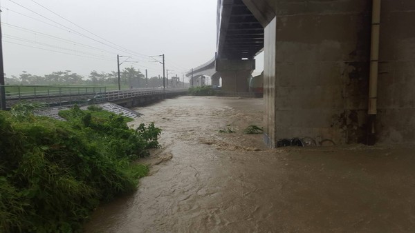 ▲▼橋頭=岡山間385K+500處(牛埔溪橋)水位超過警戒線，目前暫時雙線不通。（圖／台鐵提供）