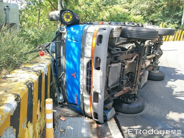 ▲▼小貨車疑因貨物未固定好過彎時失控翻車。（圖／記者陳豐德翻攝）