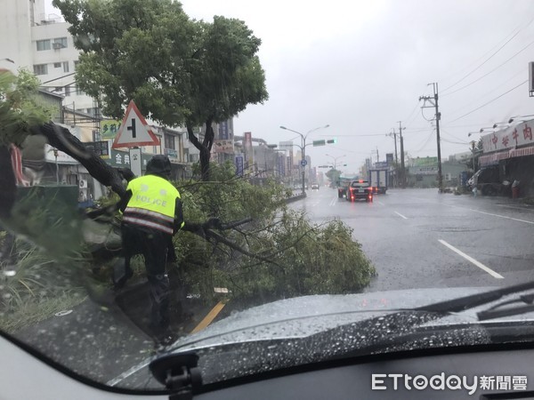 ▲台南市下大雨，市區陸續傳出淹水災情，多條市區重要幹道也因積水過高，而實施警戒或封鎖。（圖／記者林悅翻攝，下同）