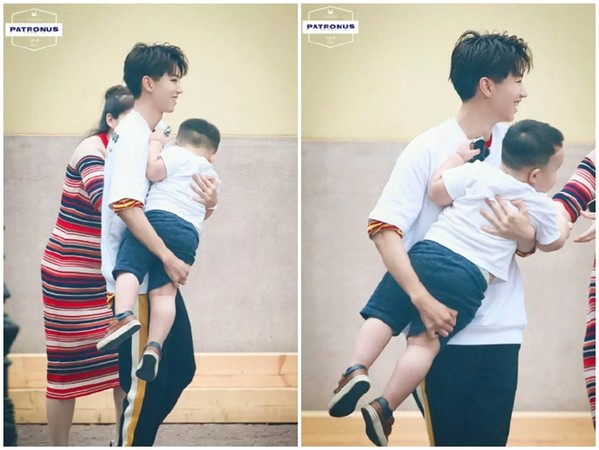 ▲王俊凱抱小孩被吐槽是扛吉他。（圖／翻攝自微博）