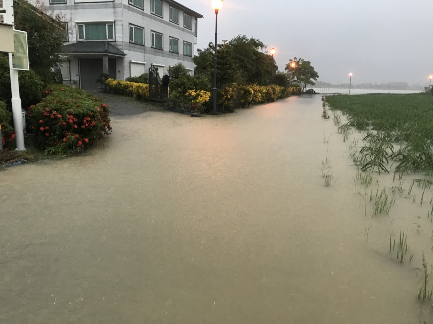 ▲▼高雄美濃暴雨淹水。（圖／記者宋德威翻攝）