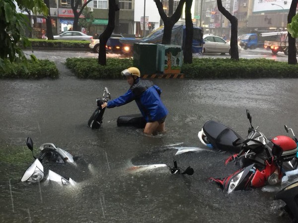 暴雨炸不停！高雄變汪洋世界「整排機車水上漂」（圖／翻攝爆料公社）