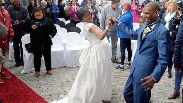 ▲葉內克和新娘阿布索隆在眾人的祝福中翩翩起舞。(圖／南非新聞社)