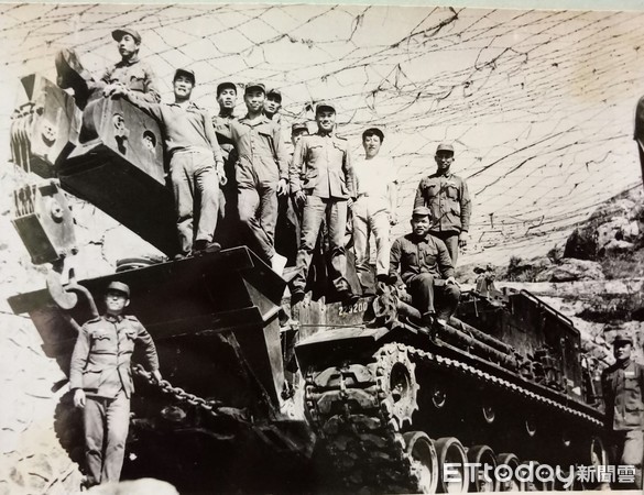 ▲▼遭823砲火擊沉台灣海峽！老兵來台重逢「50年前戰友」激動緊握：你好嗎。（圖／徐曉妮提供，請勿隨意翻拍，以免侵權。）