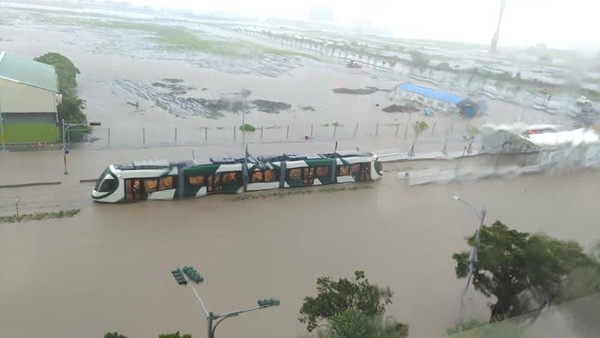 ▲▼高雄輕軌在雨後激似神隱少女水上列車。（圖／翻攝自《高雄好過日》）