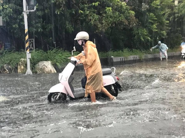 ▲熱帶低壓挾帶的豪雨23日襲南臺灣。（圖／網友提供）