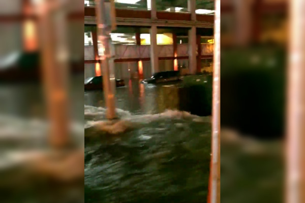 ▲▼「崑山科大水樂園」噴浪花！學生搭車夜遊滑水道　網笑爆：航海王。（圖／翻攝爆料公社）