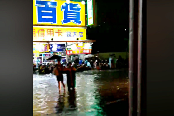 ▲▼「崑山科大水樂園」噴浪花！學生搭車夜遊滑水道　網笑爆：航海王。（圖／翻攝爆料公社）