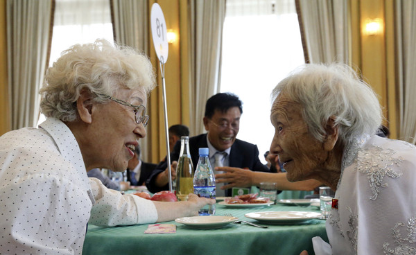 ▲▼南北韓家屬在韓戰60多年後，20日在北韓度假勝地金剛山團聚，也可能是今生最後一次相見。（圖／達志影像／美聯社）