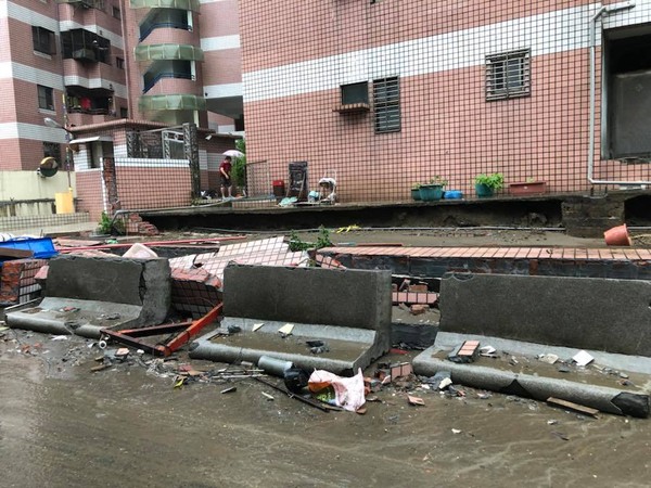 高雄大寮陽明山莊，雨水灌到牆倒了。（圖／翻攝自爆料公社）