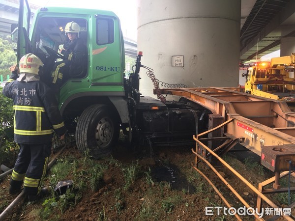 ▲▼國道1號泰山段發生拖板車衝撞護欄事故。（圖／記者陳豐德翻攝）