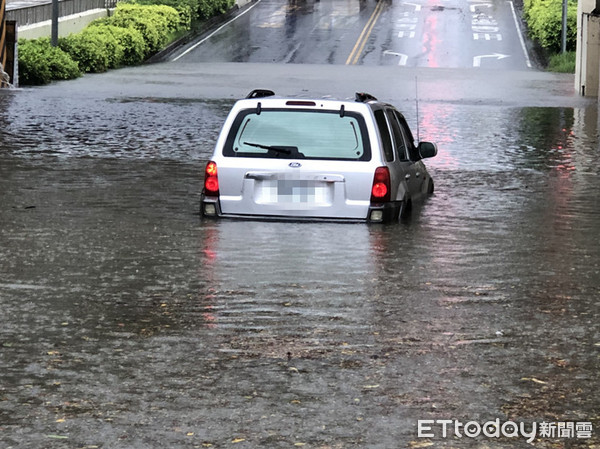 ▲郭姓男子誤判將車駛入小東地下道拋錨，員警合力推車助他人車脫困。（圖／記者林悅翻攝，下同）