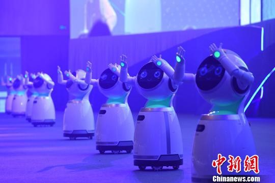 ▲首屆國際智慧博覽會在重慶開幕，機器人集體跳舞迎賓             。（圖／翻攝中新網）