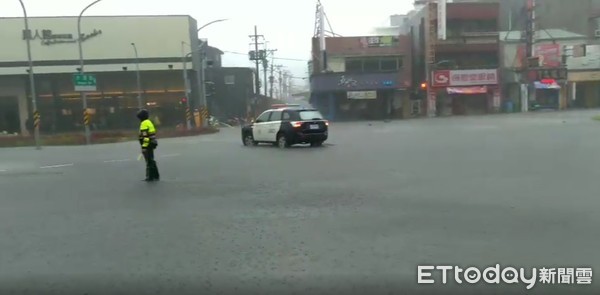 ▲台南市警四分局配合市府防災開設後，員警一整天不停街巡，冒雨守護地方，所幸安平地區沒有重大災情。（圖／記者林悅翻攝）