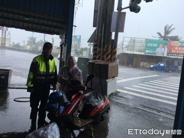 ▲東港警分局員警冒險救人。（圖／記者陳崑福攝）