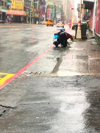 高雄阿嬤帶垃圾袋，騎車沿路撿水溝蓋垃圾。（圖／翻攝自爆料公社）