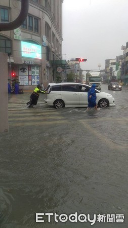 ▲台南市歸仁分局員警不畏風雨全員戒備協助救災，投入警、民力計百人次，守護台南市民生命財產安全深受市民肯定。（圖／記者林悅翻攝，下同）