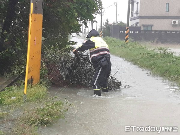 ▲台南市歸仁分局員警不畏風雨全員戒備協助救災，投入警、民力計百人次，守護台南市民生命財產安全深受市民肯定。（圖／記者林悅翻攝，下同）