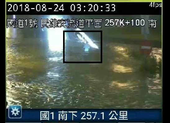 ▲淹水已高過人車，駕駛緊急跳車逃命。（圖／翻攝自爆料公社）