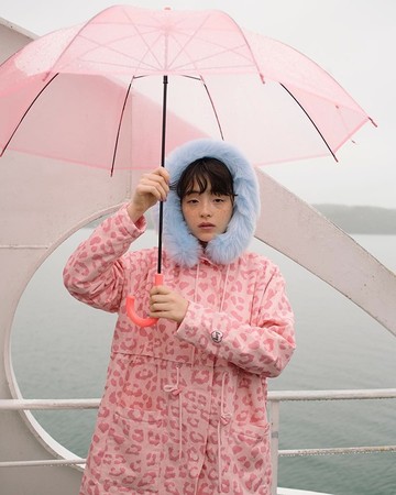 ▲英倫與日本街頭文化的相遇！世理奈為 Lazy Oaf 拍攝最新秋季型錄「Bukimi 不気味」系列。圖／Dappei提供）