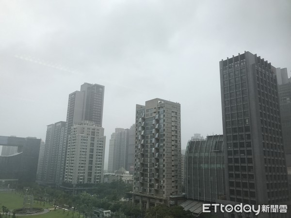 ▲▼台中市區中午過後雨勢明顯。（圖／記者李忠憲攝）