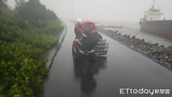 ▲巴拿馬籍「無限2號」貨輪因台南豪雨，導致船隻不慎擱淺在二仁溪出海口，國搜中心派遣直升機救援。（圖／記者林悅翻攝，下同）