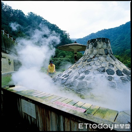 ▲深受遊客喜愛的太平山國家森林遊樂區鳩之澤煮蛋區，因使用逾20年，羅東林管處斥資1千5百萬元整修，9月3日起將封閉4個月。（圖／記者游芳男翻攝）▲鳩之澤園區內裸湯區目前整修中，預計9月中旬能完工，溫泉大眾池（露天SPA區、男女裸湯區）推出5折優惠。（圖／記者游芳男翻攝）