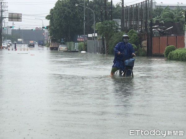 ▲連日大雨強襲南台灣，高雄多處地區淹水。（圖／記者宋德威攝）