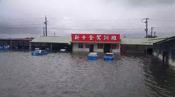 嘉義一家駕訓班的20輛車來不及開走，一夜豪雨全泡在水裡，業者叫苦連天。（翻攝網路）