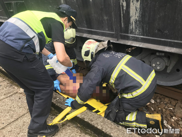 ▲▼男子遭列車撞斷手。（圖／記者陳豐德、陳雕文翻攝）