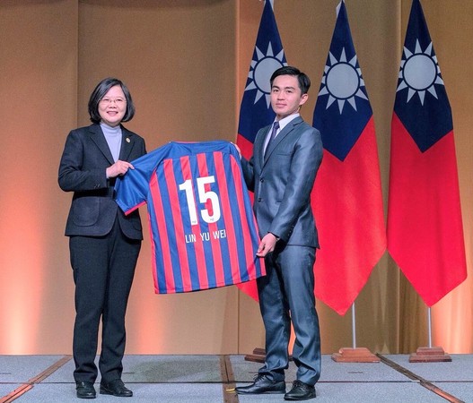 ▲來自新竹市的林育葦代表球隊致贈球衣給總統蔡英文。