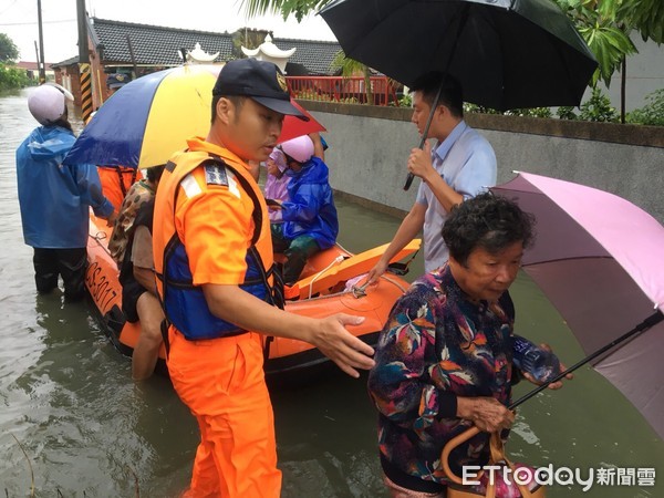 ▲海巡署南部分署第11岸巡隊，協助北門區玉港里撤離居民工作，3梯次共撤28人。（圖／記者林悅翻攝，下同）