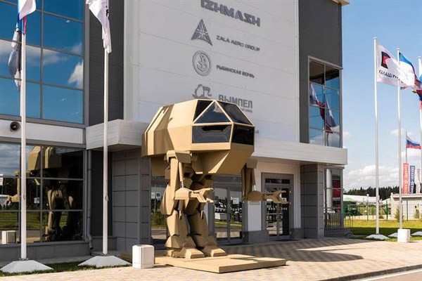 ▲▼俄國著名軍械公司卡拉什尼柯夫提出雙足戰鬥機器人。（圖／翻攝卡拉什尼科夫官網）
