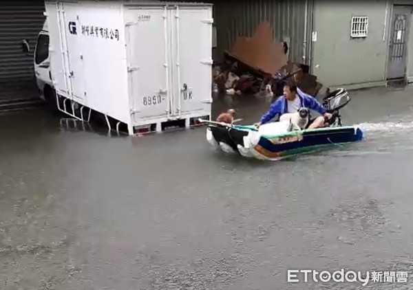 ▲▼台南淹水80cm！瀟灑哥拆保麗龍「造豪華巨艇」　炸雨出航：早考好執照。（圖／江德財提供，請勿隨意翻拍，以免侵權）