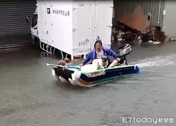 ▲▼台南淹水80cm！瀟灑哥拆保麗龍「造豪華巨艇」　炸雨出航：早考好執照。（圖／江德財提供，請勿隨意翻拍，以免侵權）