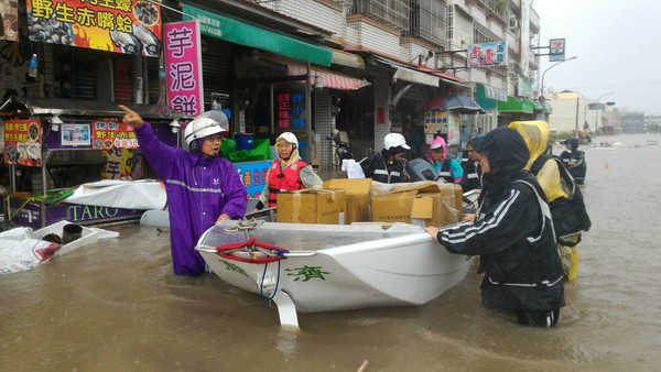 ▲▼南台灣超大豪雨未歇，南部縣市低窪地區陸續傳出淹水災情，8月23日、24日南部地區慈濟志工動員進行防災、救災工作，除提供慈濟毛毯、福慧床等物資，更到收容中心關懷鄉親。（圖／慈濟基金會提供）